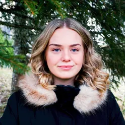 En ung dame med langt hår