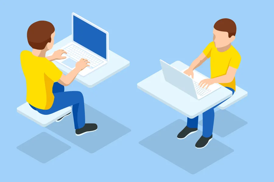 En mann og en kvinne som jobber på bærbare datamaskiner