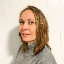 En kvinne med langt hår