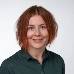 Et nærbilde av en person som smiler