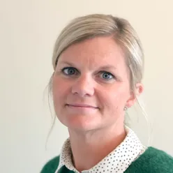 En kvinne med blondt hår