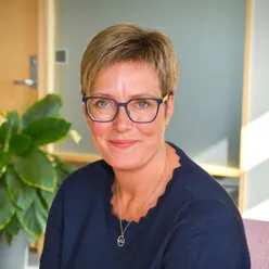 En person som bruker briller