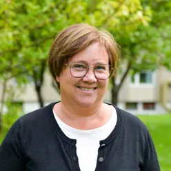 En person med brunt hår