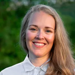 Et nærbilde av en kvinne som smiler