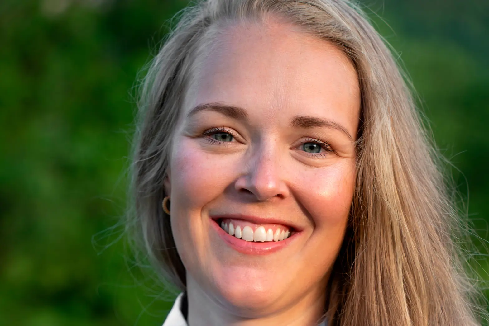 Et nærbilde av en kvinne som smiler