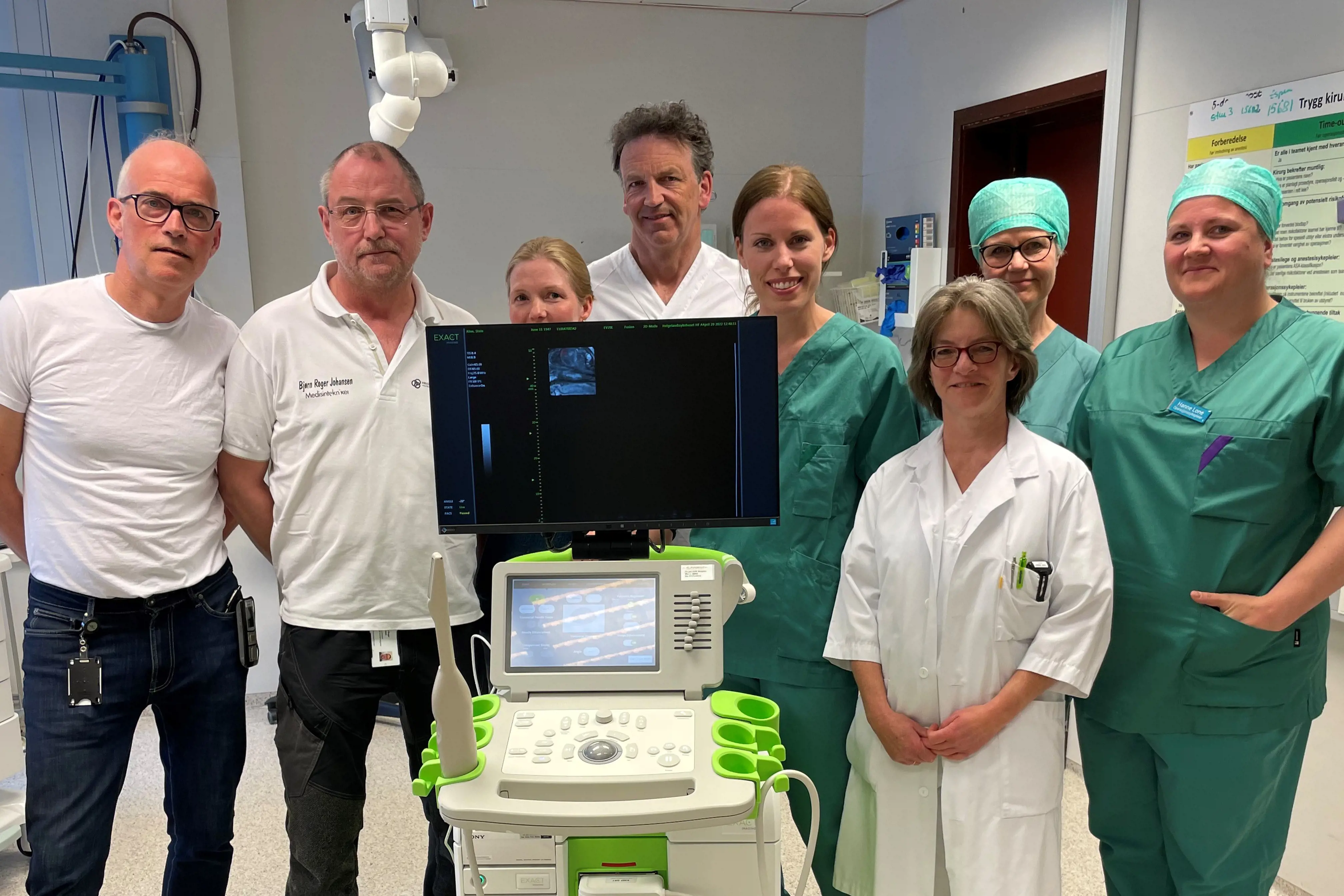 Her er teamet samlet ved den nye ultralydmaskin som brukes i den forbedrede metoden for prostatabiopsi. F.v. Bent Inge Henriksen