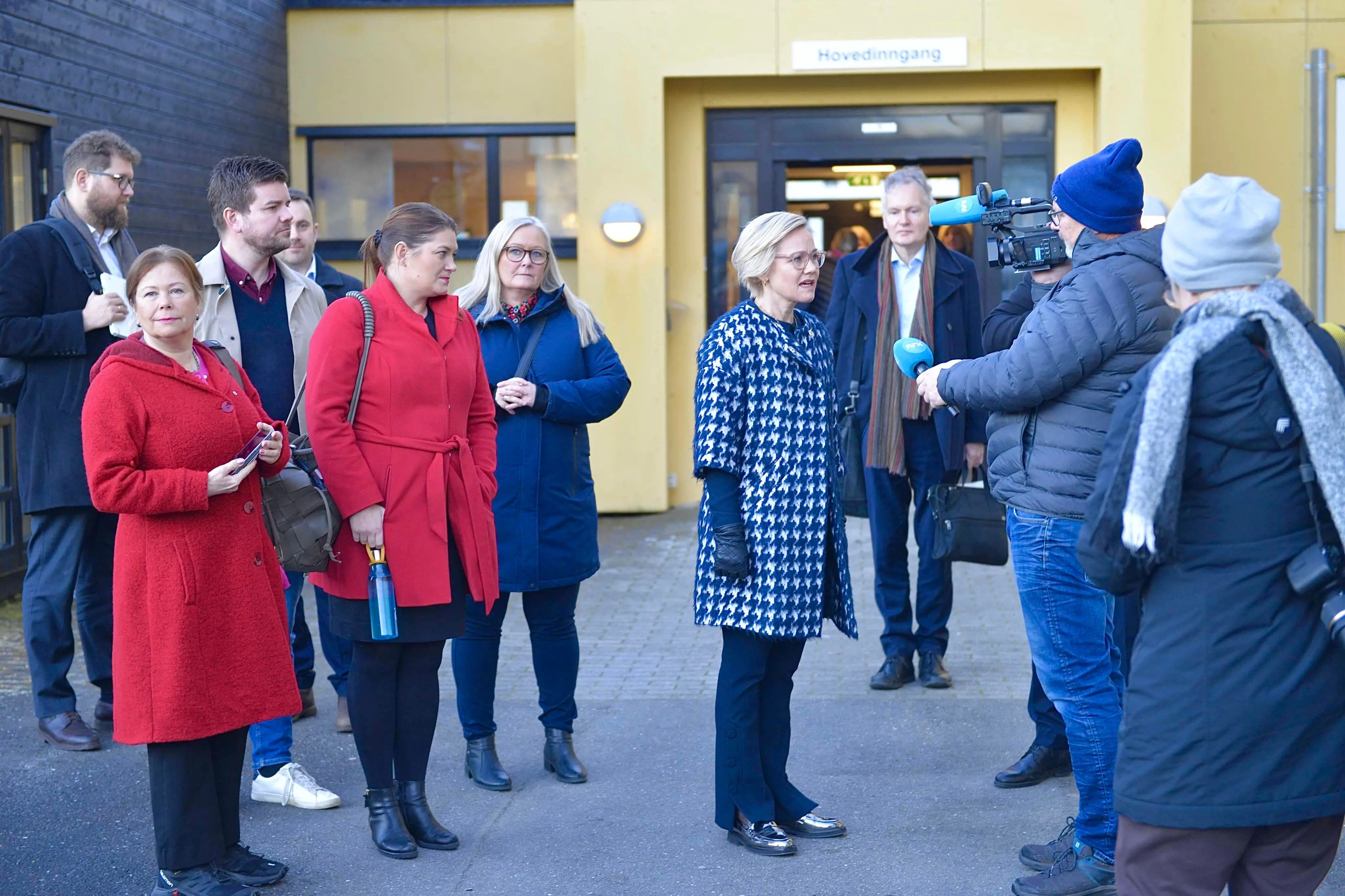 Mange folk står rundt helseministeren som blir intervjuet av NRK.