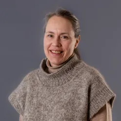 En dame som smiler til kameraet