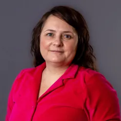 En person i rød skjorte