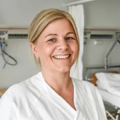 En person som smiler for kameraet