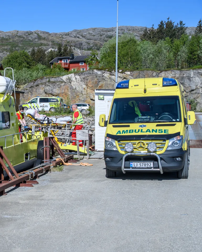 Ambulansebåt og ambulansebil