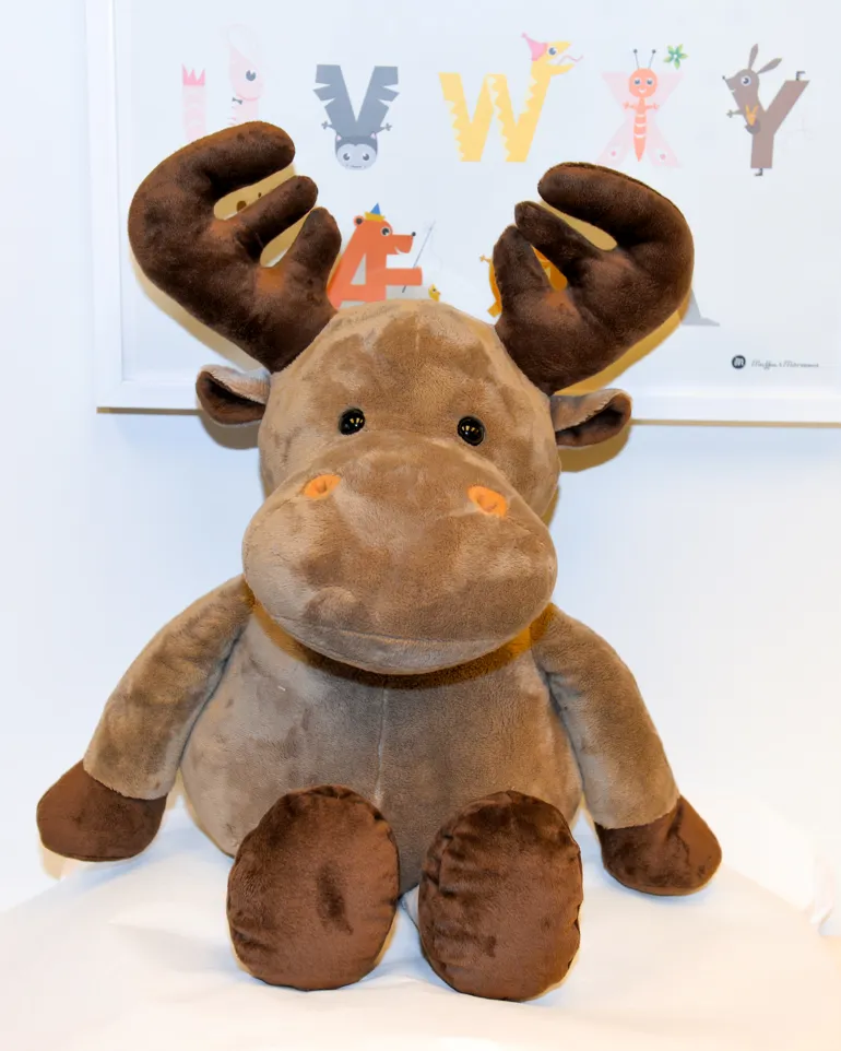 En kosebamse formet som en elg med horn