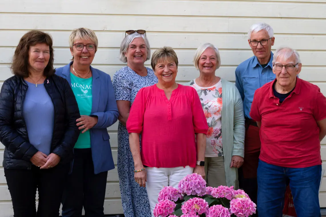 En gruppe mennesker som poserer for et bilde