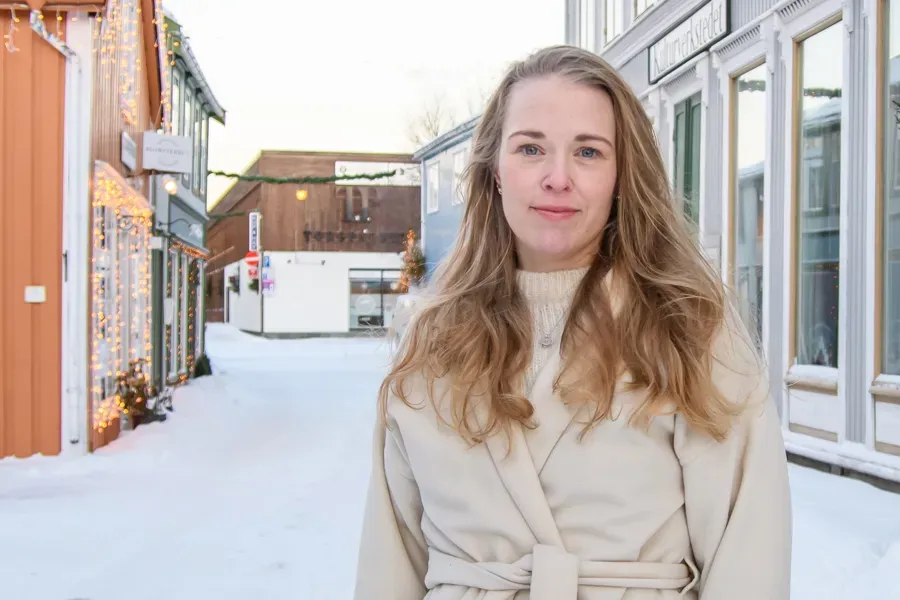 En kvinne som står i snøen