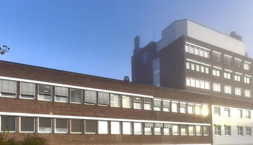 En bygning med mange vinduer