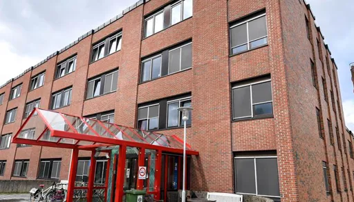 En bygning med rødt tak