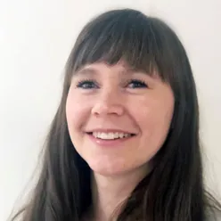 Et nærbilde av en kvinne som smiler