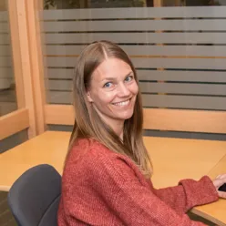 En person som sitter ved et bord